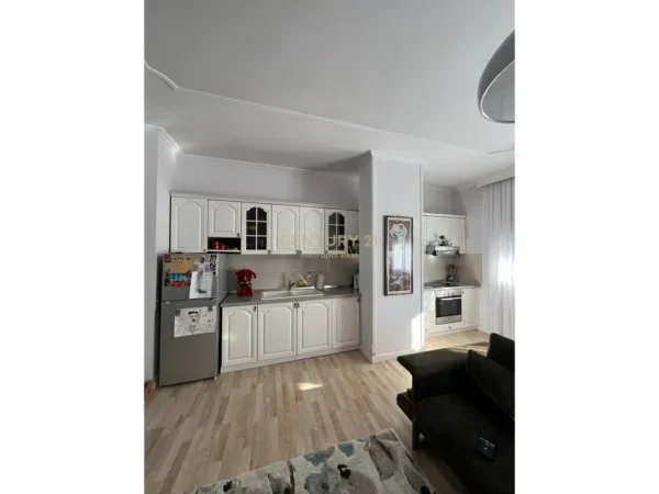 Tirane, jepet me qera apartament 2+1 Kati 2, 100 m² 750 € (Rruga Muhamed Gjollesha)