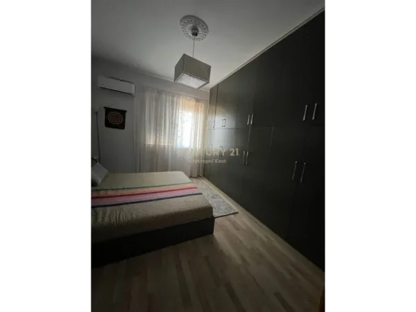 Tirane, jepet me qera apartament 2+1 Kati 2, 100 m² 750 € (Rruga Muhamed Gjollesha)