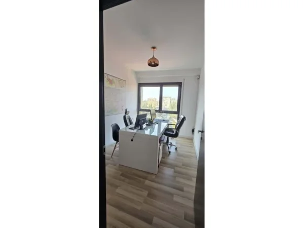 Tirane, jepet me qera ambjent biznesi Kati 5, 103 m² 1.000 € (Stadiumi Dinamo)