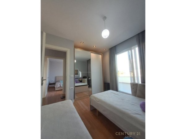 Tirane, shes apartament 2+1+Ballkon Kati 10, 75 m² 145.000 € (Yzberisht)