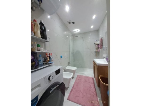 Tirane, shes apartament 2+1+Ballkon Kati 10, 75 m² 145.000 € (Yzberisht)
