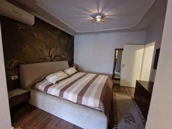 Tirane, jepet me qera apartament 2+1 Kati 3, 600 € (Perball Delijorgjit)