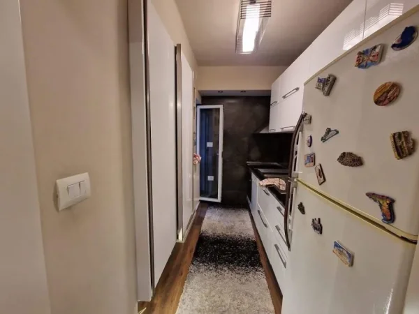 Tirane, jepet me qera apartament 2+1 Kati 3, 600 € (Perball Delijorgjit)