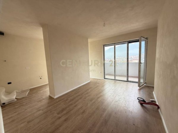 Tirane, shes apartament 2+1 Kati 7, 108 m² 174.000 € (Shkolla e Bashkuar)