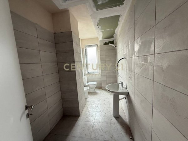 Tirane, shes apartament 2+1 Kati 7, 108 m² 174.000 € (Shkolla e Bashkuar)
