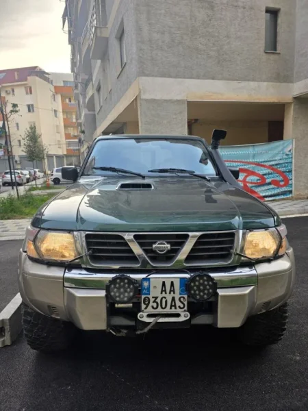 Tirane, shitet SUV Nissan Patrol Nafte, ulliri automatik Kondicioner 203 km 22.000 €