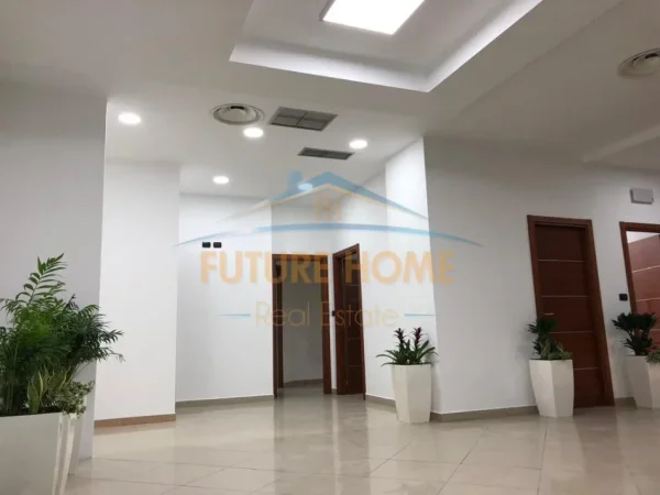 Tirane, jepet me qera ambjent biznesi Kati 1, 780 m² 24.000 € 