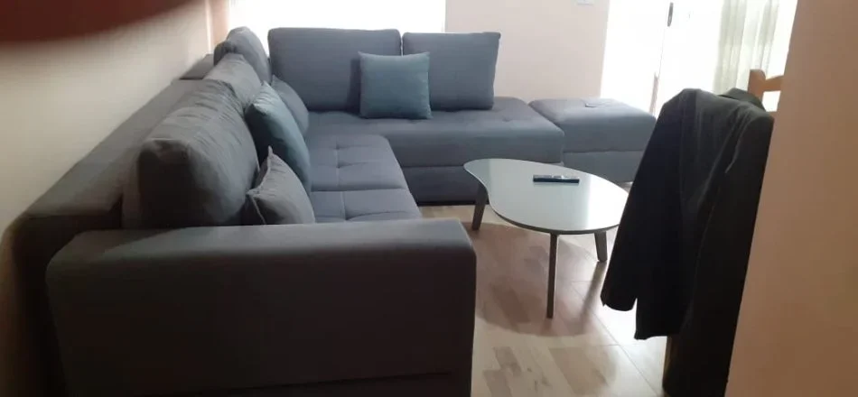 Tirane, jepet me qera apartament 2+1 Kati 3, 600 € (Komuna e Parisit, afer Qendra Kristal)