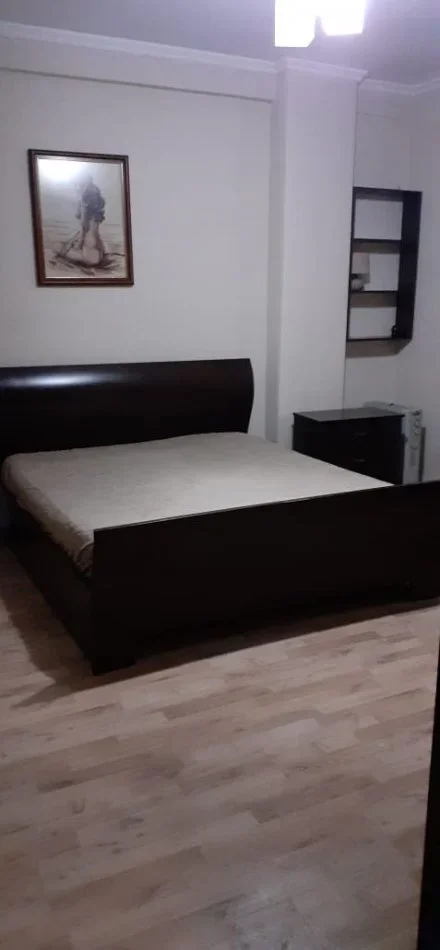 Tirane, jepet me qera apartament 2+1 Kati 3, 600 € (Komuna e Parisit, afer Qendra Kristal)