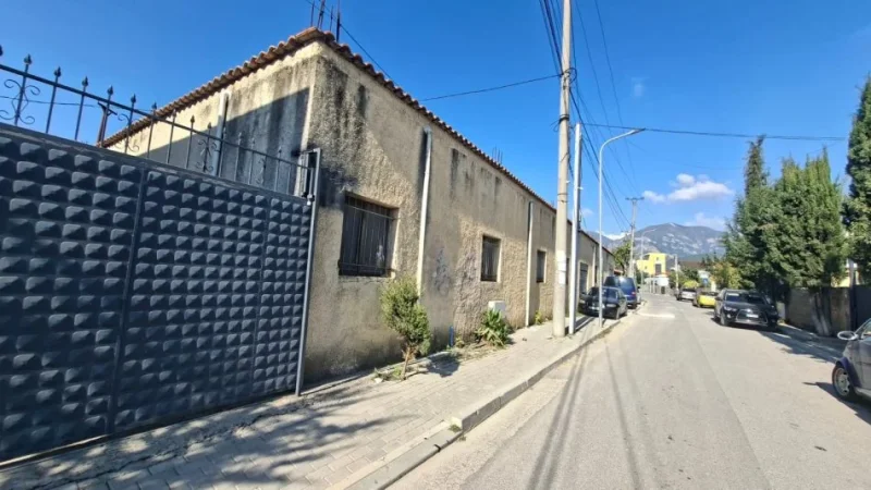 Tirane, jepet me qera magazine Kati 1, 320 m² 1.500 € (Rruga Faik Kulla)