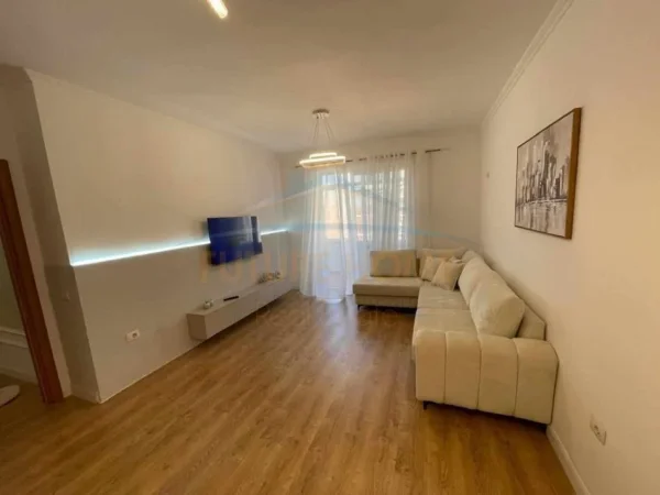 Tirane, shitet apartament 1+1+Ballkon Kati 8, 63 m² 109.000 € (Unaza e Re)