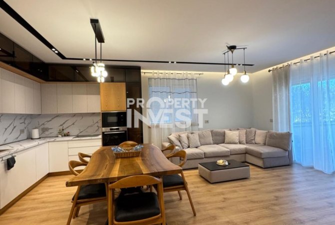 Tirane, jepet me qera apartament 3+1 Kati 8, 130 m² 1.500 € (Liqeni That)