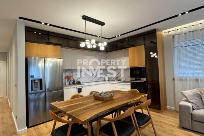 Tirane, jepet me qera apartament 3+1 Kati 8, 130 m² 1.500 € (Liqeni That)