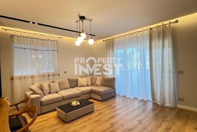 Tirane, jepet me qera apartament 3+1 Kati 8, 130 m² 1.500 € (Liqeni That)