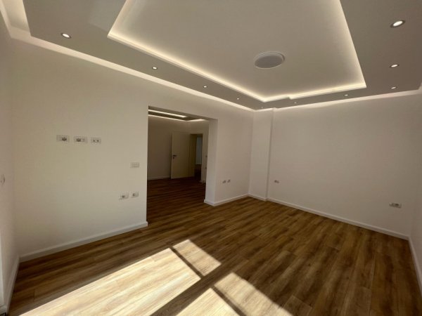 Tirane, jepet me qera apartament 2+1 Kati 3, 120 m² 900 € 
