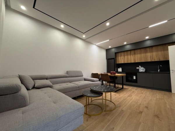 Tirane, jepet me qera apartament 3+1 Kati 3, 850 € 