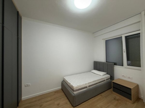 Tirane, jepet me qera apartament 3+1 Kati 3, 850 € 
