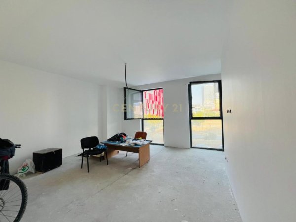 Tirane, jepet me qera zyre Kati 1, 868 m² 31.000 € (Vertical Forest Tirana)