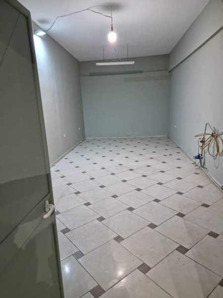 Tirane, shitet magazine Kati 0, 282 m² 1.000 Euro/m2 (Ilia Dilo Sheperi)