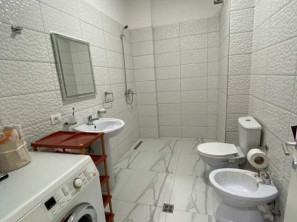 Tirane, jepet me qera apartament 1+1+BLK Kati 7, 80 m² 400 Euro (Rruga 5 Maji, Medreseja)