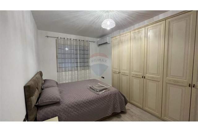 Tirane, jepet me qera apartament 1+1+A Kati 4, 75 m² 500 Euro (Mine Peza)