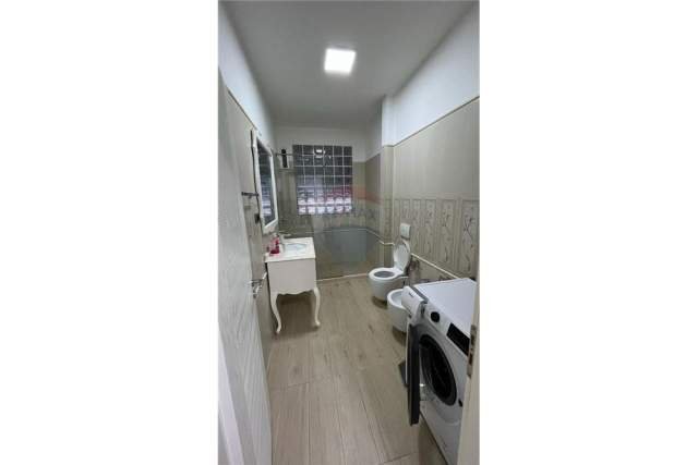 Tirane, jepet me qera apartament 1+1+A Kati 4, 75 m² 500 Euro (Mine Peza)