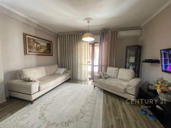 Tirane, shitet apartament 1+1+BLK Kati 5, 79 m² 140.000 Euro (Komuna e Parisit)