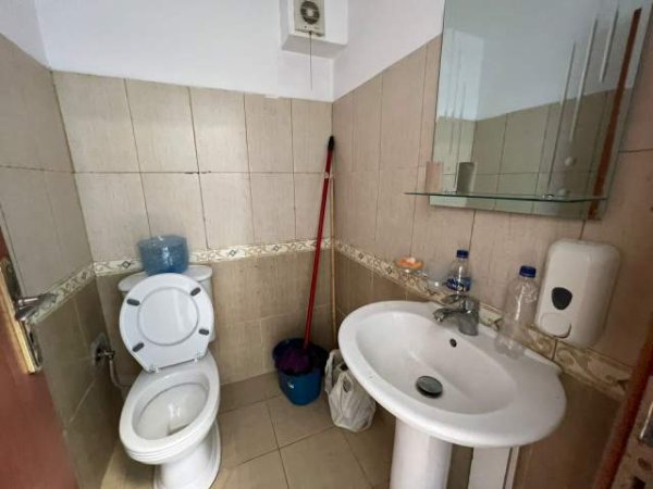 Tirane, shitet dyqan Kati 0, 97 m² 261.900 Euro (Brryli)