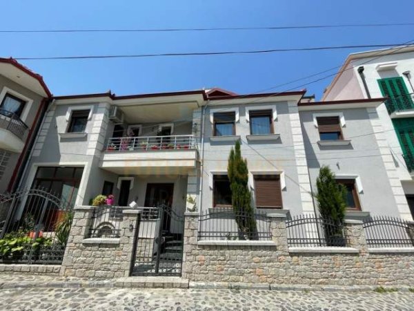 Korce, shitet Vile 2 Katshe Kati 2, 260 m² 300.000 Euro (Pazari i Vjetër, Korçë)