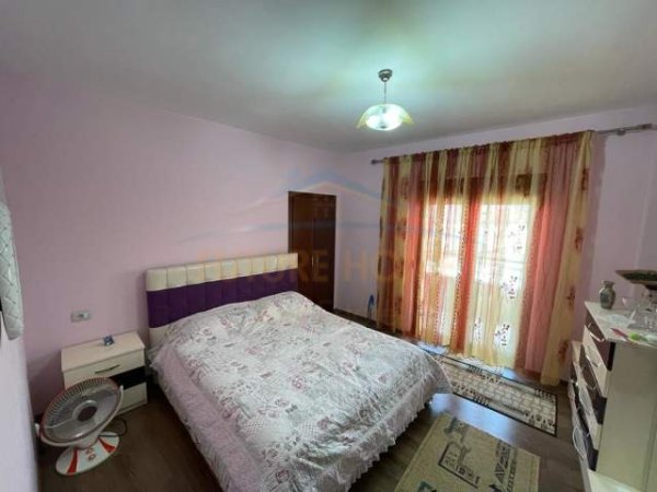 Korce, shitet Vile 2 Katshe Kati 2, 260 m² 300.000 Euro (Pazari i Vjetër, Korçë)