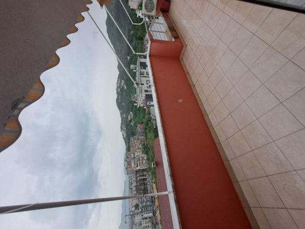 Tirane, jap me qera apartament Duplex (Penthouse) + Garazhd. Apartamenti 2+1, 2 WC, Verande, Kati 4, 110 m²  450 Euro (Liqeni Thate)
