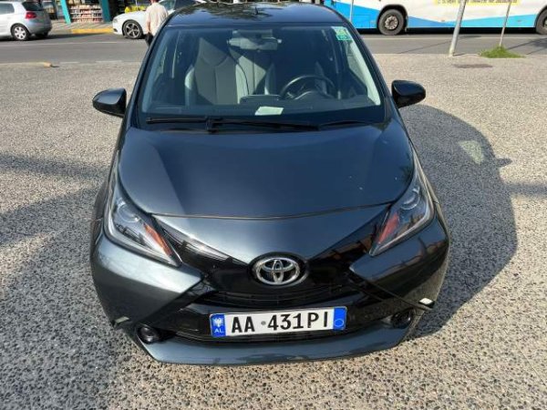 Tirane, shitet makine Toyota Aygo Viti 2016, 9.500 Euro