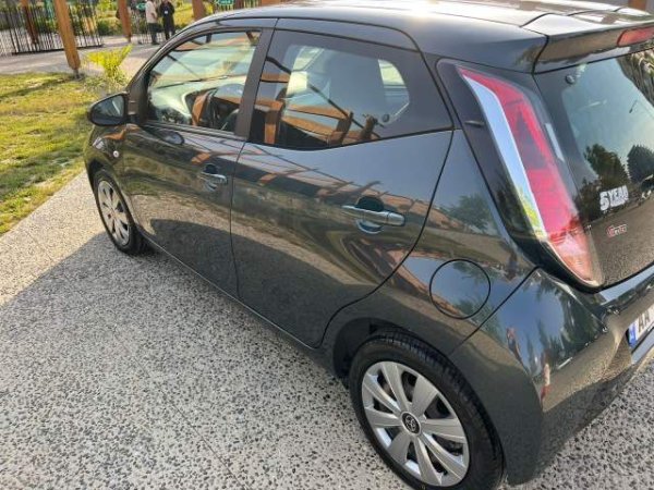 Tirane, shitet makine Toyota Aygo Viti 2016, 9.500 Euro