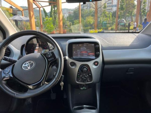 Tirane, shitet makine Toyota Aygo Viti 2016, 9.500 Euro