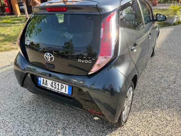 Tirane, shitet makine Toyota Aygo Viti 2016, 9.500 Euro