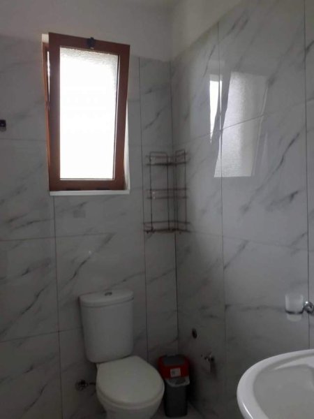 Tirane, jap me qera shtepi 1+1 Kati 0, 55 m² 22.000 Leke (Dranish Jukniu/ Ish Policia Ushtarake/ Sauk i Ri)