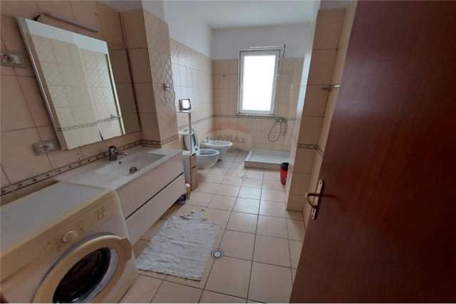 Tirane, jepet me qera apartament 3+1+BLK Kati 3, 181 m² 600 Euro (Kodra e Diellit)
