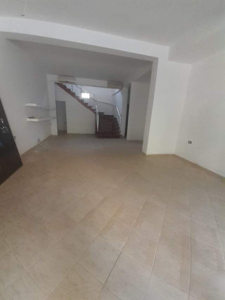 🌟Tirane, jap me qera ambjent biznesi Kati perdhes, 200 m² 1600 Eur ne muaj