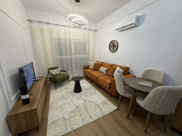Tirane, jepet me qera apartament 1+1 Kati 4