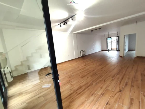 Tirane, jepet me qera zyre Kati 1, 280 m² 3.000 € (rruga e kavajes)
