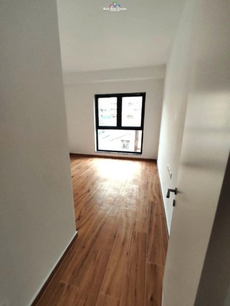 Tirane, jepet me qera zyre Kati 1, 280 m² 3.000 € (rruga e kavajes)