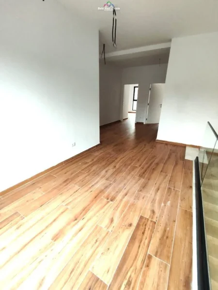 Tirane, jepet me qera zyre Kati 1, 280 m² 3.000 € (rruga e kavajes)