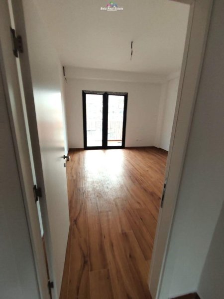 Tirane, jepet me qera zyre Kati 1, 280 m² 3.000 € (rruga e kavajes)