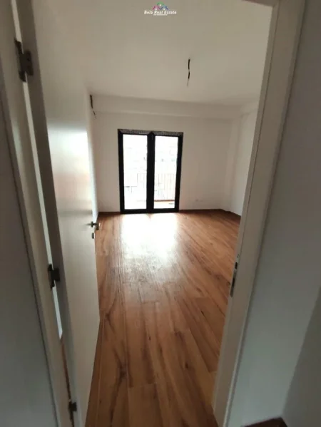 Tirane, jepet me qera zyre Kati 1, 280 m² 3.000 € (rruga e kavajes)