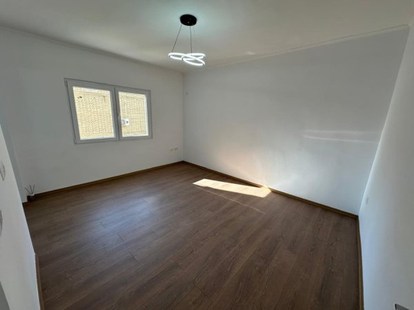Tirane, shitet apartament 2+1+Ambient Gatimi Kati 4, 76 m² 149.000 € (Xhamlliku)