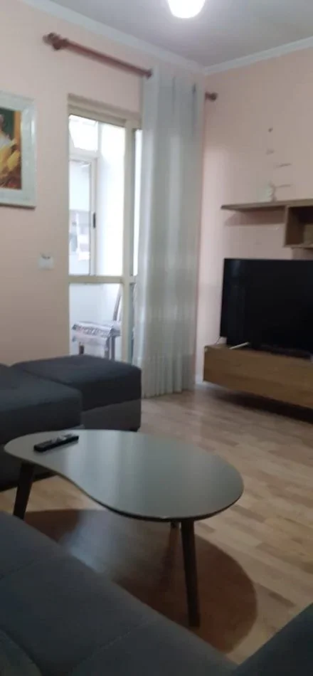 Tirane, jepet me qera apartament 2+1+Aneks+Ballkon Kati 3, 600 € (komuna e parisit)