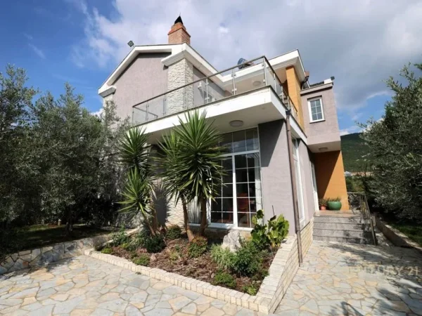 Tirane, shitet 3+1+Aneks+Ballkon , 214 m² 300.000 € 