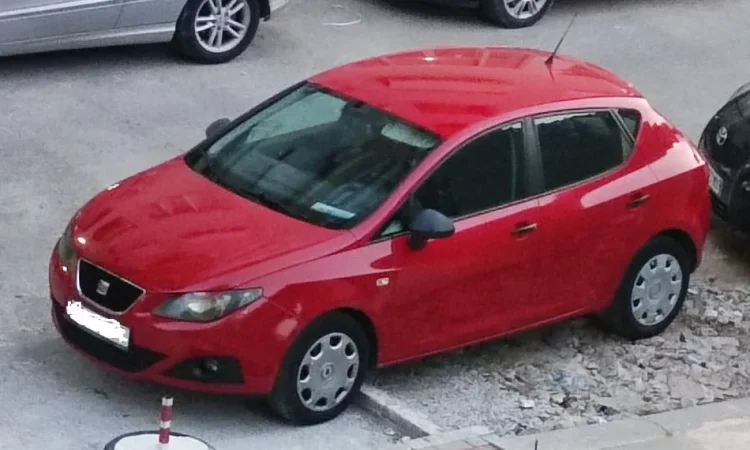 Tirane, shes makine Seat Ibiza Benzin, e kuqe manuale Kondicioner 200.000 km 4.000 €