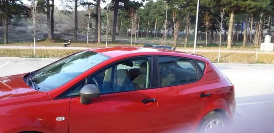 Tirane, shes makine Seat Ibiza Benzin, e kuqe manuale Kondicioner 200.000 km 4.000 €