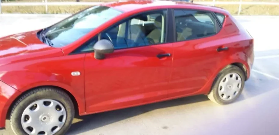 Tirane, shes makine Seat Ibiza Benzin, e kuqe manuale Kondicioner 200.000 km 4.000 €
